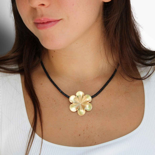 תכשיט עם פרח