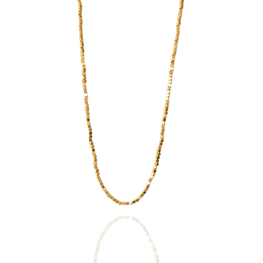 שרשרת ארוכה מזהב בעיצוב נקי וצנוע