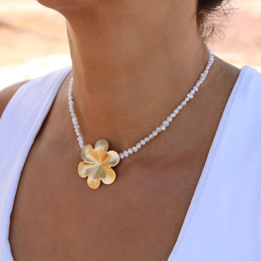 צ’וקר פנינים טבעיות עם פרח זהב על צוואר דוגמנית