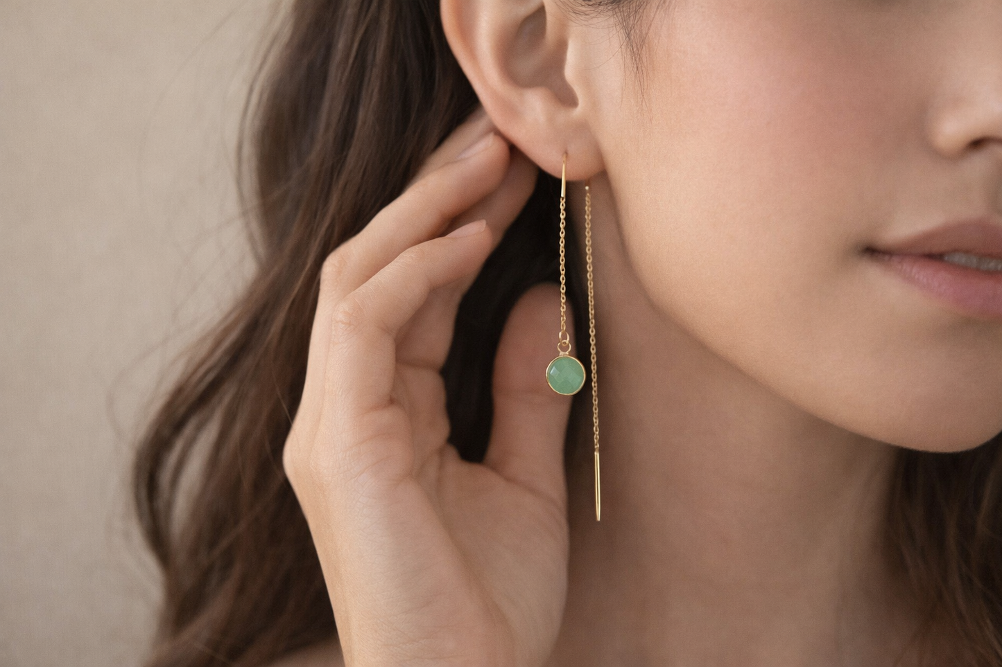 עגילי שרשרת זהב עדינים עם אבני זרקון בצבע ירוק