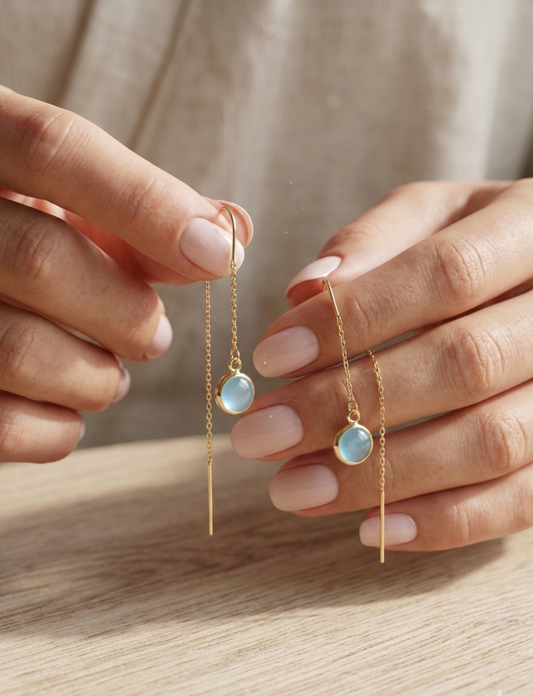 עגילי שרשרת זהב עדינים עם אבני  זרקון תכלת