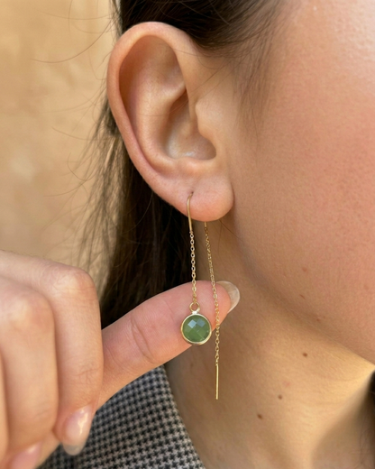 עגילי שרשרת זהב עדינים עם אבני זרקון בצבע ירוק