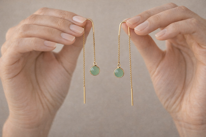 עגילי שרשרת זהב עדינים עם אבני זרקון בצבע ירוק